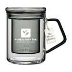 Empty Pure & Easy Tea all-glass infuser mug with lid and a No Micro-plastics hang tag